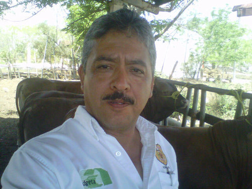 Medico Veterinario orgullosamente tamaulipeco, ganadero, docente, felizmente casado y amo a mi familia.