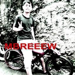 Biarpun kau tak disisiku lagi, aku bisa melihatmu tersenyum dari kejauhan itu udha membuatku bahagia