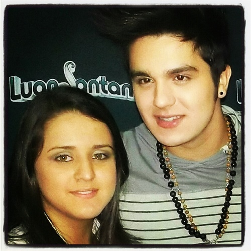 Vc é a única pessoa nesse mundo q msm distante, msm sem nunca ter te tocado, e sem nenhum esforço  consegue me fazer a menina mais feliz do mundo @luansantana