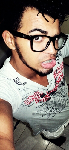 Estou numa fase mto feliz da minha vida. agora ainda mais que vc entrou nelaa.. 
Estou apredrendendo a te amar cada dia. !!! (vc me completaa )
(J)    ♥