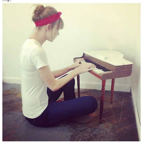 Taylor Swift our idol. Love her ♥ Always aupported. This my new fanbase, the older fanbase was hacked. WE FOLLOW BACK. JUST MENTION!