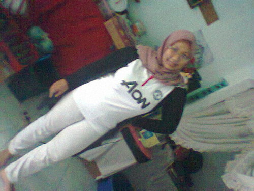 si gendut yg asikkkk, murah senyum, and slalu galau....... And g lupa narsis and alay abiez