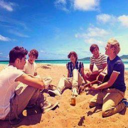 Non mi sono innamorata di 5 ragazzi in cima alle classifiche, mi sono innamorata di 5 ragazzi in cima alle scale ♥ 
@_mxtilde  ti voglio tanto tanto bene ♥