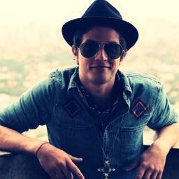 Sabe as estrelas✫ ✬ ✭ ✮ ✯ ✰? Pegaria uma por uma formaria um coração gigante, só pra te mostrar o tamanho do meu amor por vc, Te amo @ChayLeao .