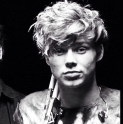 the first UK fanpage for ross lynch.