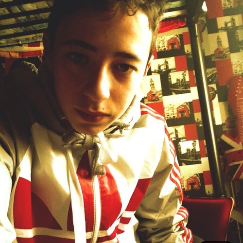 Je follow tous ceux qui me follow ! Alors suit moi :D