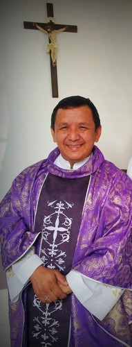Padre de origem indígena,do povo Wapichana, pároco de São Francisco, professor de Filosofia e Sociologia.
