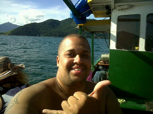 Carioca da Tijuca,botafoguense,libriano,carinhoso,fiel,gosta de ajudar as pessoas,marido da gisele rezende e mto feliz! :) whats 21 99006 - 2193