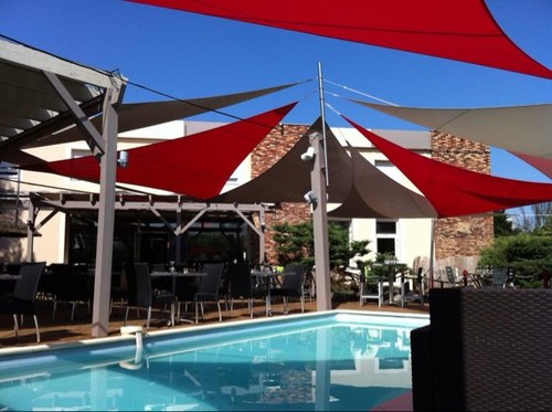 Hotel restaurant sur Villefranche sur Saone. Nouvelle terrasse, voiles, tapas, apéros et piscine !!! 04 74 68 51 79 -- call us
