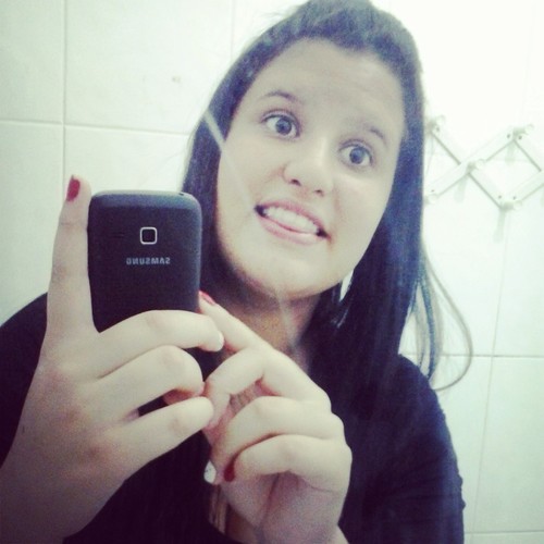 aquariana , 16 anos , me apego muito rápido as pessoas , quando tenho ciúmes sou a pessoa mais chata desse mundo e sou SANTISTA com muito orgulho ♥ basta né rs!