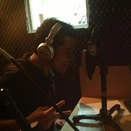 Somos chavos con mucha actitud y energia que queremos transmitir a todos los jovenes mediante este gran programa de radio :)