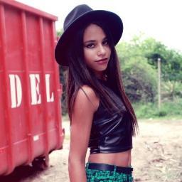 amigos,festas,chocolate,dança,moda,estilo,all star, muiiiita aventura,ouvir  musicas,esportes,tira fotos,familia isso tudo eu amo:)