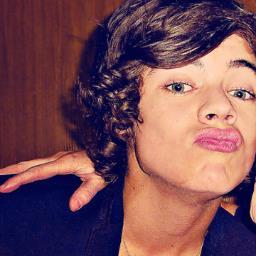 Now that I gave you a free follow please follow my account @HARRYSNYAN :) thanks xx