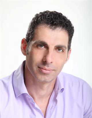 השל רייחלביץ, נווט עסקי, מומחה בליווי ופיתוח הנהלות ומנהלים ובייצור חוויית לקוח מעולה מנכל חברה המתמחה בייעוץ עסקי בשם השל ניווט ארגונים מצליחים.