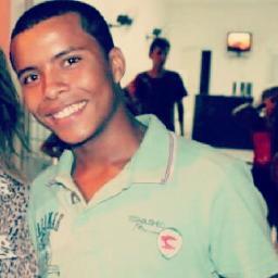 Eu só quero, a calma e a paz de um abraço seu, que me envolve e me protege, quando tudo se parece contra mim @_mirellamdrs ♥