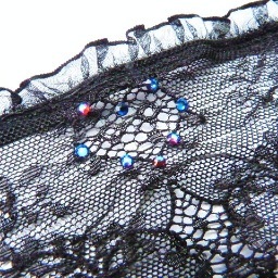 Accessoires de Lingerie en dentelle fine et satin avec Swarosvki, produits sensuels et glamour pour exalter tous vos sens et pimenter ainsi votre quotidien ...