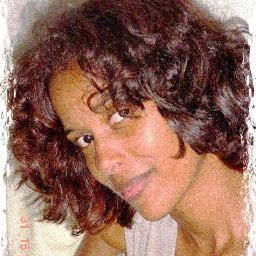 Brasileira, Carioca, Libriana, livre, aprecia o comportamento humano. O ser em si não existe enquanto objeto do conhecimento.