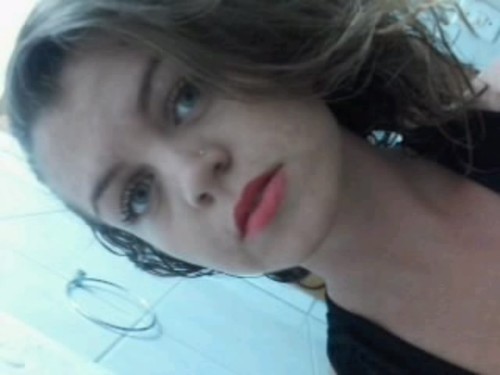 E quando aquela música tocar, feche os olhos que você vai lembrar, que um dia a gente teve junto, um dia eu te fiz feliz, não vem mudar de assunto.
