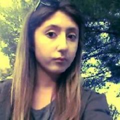 je suis une girl francaise ,je suis simple en quelque sorte '-' ,j'aime rire et passer du temps avec mes ami(e)S.je fume des fois et je suis fans de nina dobrev