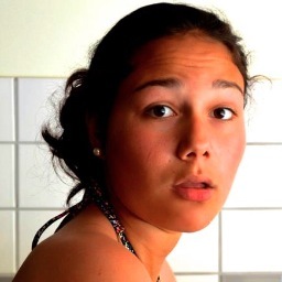 viens pas jouer les stars si t'écris toi-même ta bio