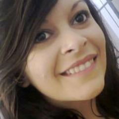 No meu caminho, o abraço é apertado, o aperto de mão é sincero, por isso não estranhe a minha maneira de sorrir, de te desejar o bem.