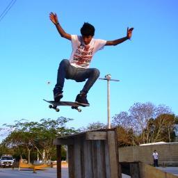 Pasión por los deportes extremos y la soda, vivo al 100 todos los días y mis leyes las decido YO.