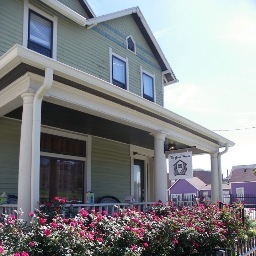 A home in Indy that provides FREE housing to patients traveling for cancer treatment.