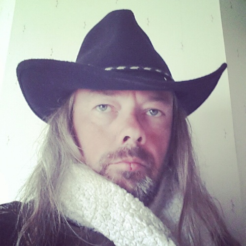 Gitarrplågare med verbal sprattelbaja...och som tycker ADHD är en förklaring och ingen ursäkt samt att Fibromyalgi sitter i huvudet...PK-media suger.