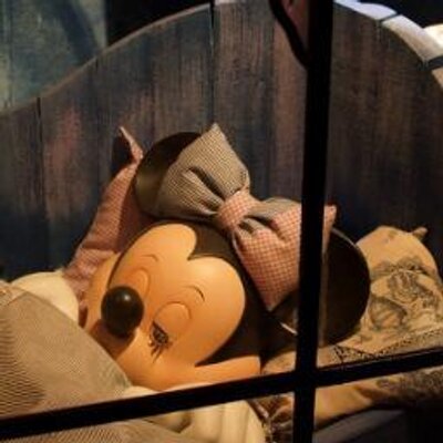 からう ディズニーランドパリ の眠れる森の美女の城の地下にある ドラゴンの洞窟 のドラゴンです そこそこ迫力はあるけど シンデレラ城ミステリーツアー以上の感動感激驚き恐怖をディズニーの城アトラクションに感じたことはないです Disne Http T Co