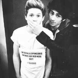 chata,divertida,engraçada, gremista doente,loka e directioner, ziall amu muito vcs dois!!!