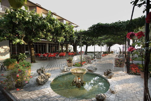 Albergo sul lago, con ampio parcheggio proprio, ampio giardino, camere atterzzate con ogni comfort, ristorante molto accurato.