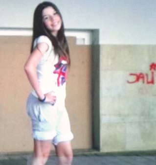 14 añitos, caballa , juego al futbol en el camoens , bailo en LSMS y mis neniss son de lo mejorr !! :* (L