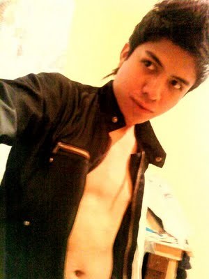 No soy el más guapo pero soy feliz....                                                    Solo sin novia no en busca si no en espera de ella, aunque ni me pela