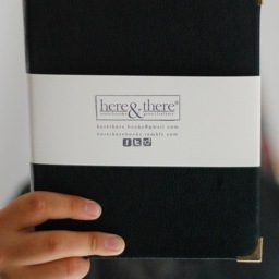 Here&There es una marca de cuadernos hechos en Mexico. Un proyecto de 4 artistas mexicanos que combinan la encuadernación con su producción profesional. ASK!