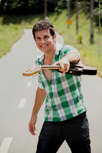 Feito para as fãs de Luigi Zonny, cantor de Sertanejo universitário e do estilo Arrocha Contatos p/ show: (92)8115-0147 / (92) 9348-5138
