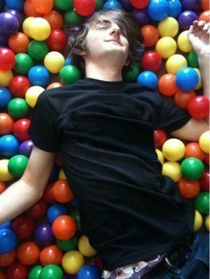 Yo! I'm Dave Days, also known as that weird green shirt guy. •-• I'm sexy, don't deny. ;)  21, singer and YouTuber. {Taken, Bi}