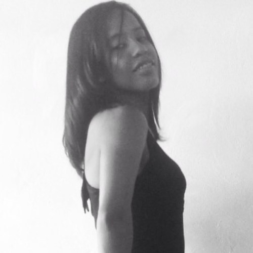 Uma menina-mulher ou uma mulher-menina de 20 e tantos anos ..ate q emfim hehe escrevendo o que pensa/sente/vive...