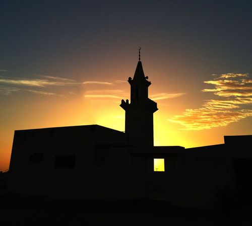 ‏أتابع نخب ومختصين، وأختار المميز من تغريداتهم.