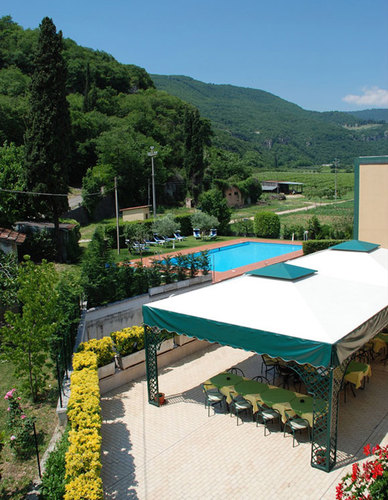 Beautiful Hotel for tourists who prefer the peace and quiet of a town just a few kilometres away from the city of Verona. We have same price all the year !