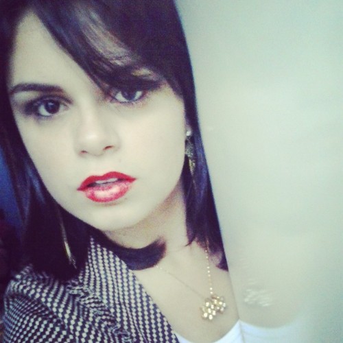 ‎...Não sujo minhas mãos para derrubar pessoas insiguinificantes, afinal , não tem nada melhor do que vê-las tropeçando no seu próprio fracasso..