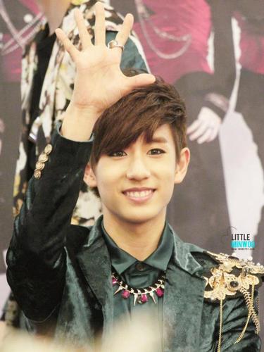 อันยองงงงงง ! เราชื่อ เมย์ อายุอ้ะน้ะ(?) 12 ปีนี้น้ะ เมน มินวู เราไม่กัดทักได้น้ะ ! *