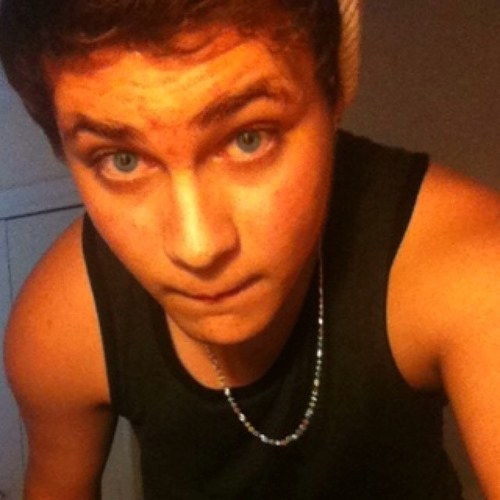 15 years old(: I like talking to people. Yes I am #teamsingle, Please tweet me(:
