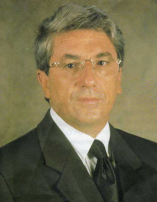 Engenheiro Civil, Presidente do Instituto de Engenharia do Paraná 2001 a 2005,Presidente da APEOP 1999 a 2003