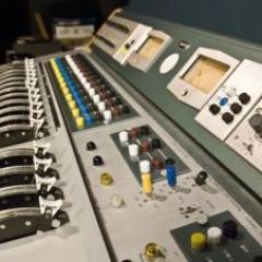 RadioSouvenirsFM offre aux résidences pour aînés au Canada, une radio numérique musicale exclusive sans pub constituée d'une discothèque de 1920 à aujourd'hui.