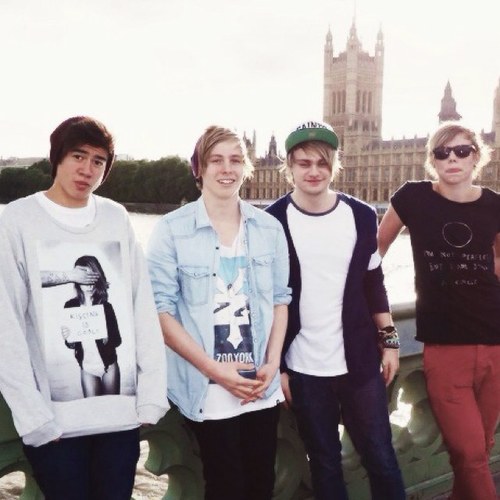 3 British girls who are just a bit in love with 4 Australian guys -Louise, Pip + Katie❤