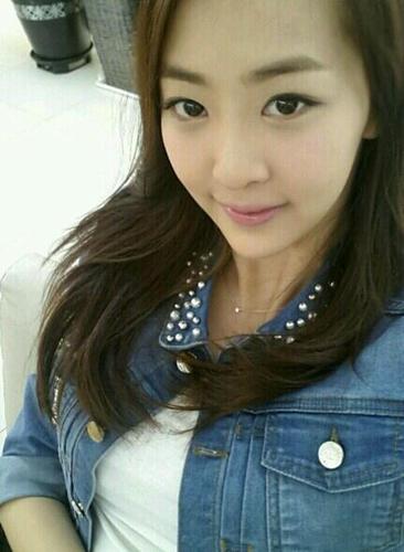 {✽ @PinkRomanceRP_ } ⁞ Sistar maknae and vocalist ⁞ #93Liner ⁞ Innocent appearance and beautiful vocal tone ⁞ Single ⁞ English only