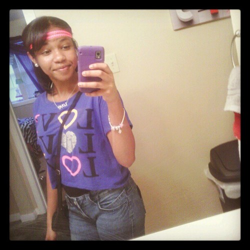 gvldenn_gurl's profile picture. No we dont do no mollys and we do not sip no len... no we do not treat our noes !!!! My ho*$ only smoke W...