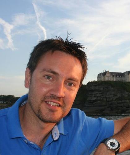 Educador de sus alumnos,ex-entrenador en constante reciclaje, amigo de sus amigos y en cambio constante.