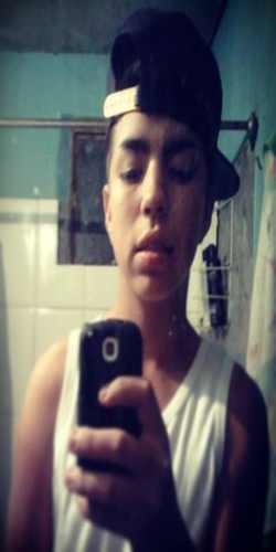 me gusta la musica, jugar a la pelota y amo a mi girlfriend