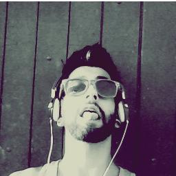 tenho barba, alargador , so legal e isso ai.